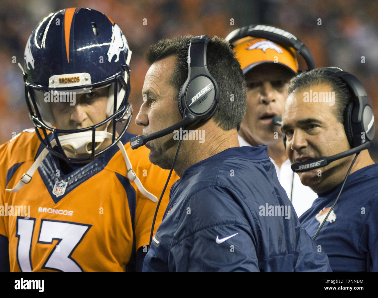 Denver Broncos Head Coach Gary Kubiak (C) Gespräche mit quarterback Trevor Siemian in Saisonauftakt der NFL und Super Bowl 50 rematch bei Sports Authority Feld an der Meile hoch in Denver am 8. September 2016. Kubiak kann Schritt nach unten, nachdem der letzte reguläre Saison Spiel wegen der Gesundheit bedenken. (Archivfoto) Foto von Gary C. Caskey/UPI Stockfoto