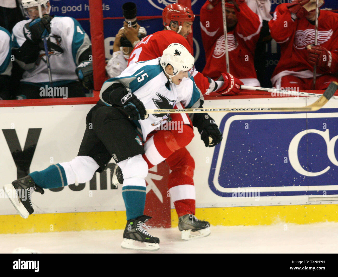 San Jose Sharks winger nach Ville Nieminen (15) überprüft, Detroit Red Wings Verteidiger Andreas Lilja in die Bretter während des zweiten Zeitraums an der Joe Louis Arena in Detroit, MI am 23. März 2006. (UPI Foto/Scott R. Galvin) Stockfoto