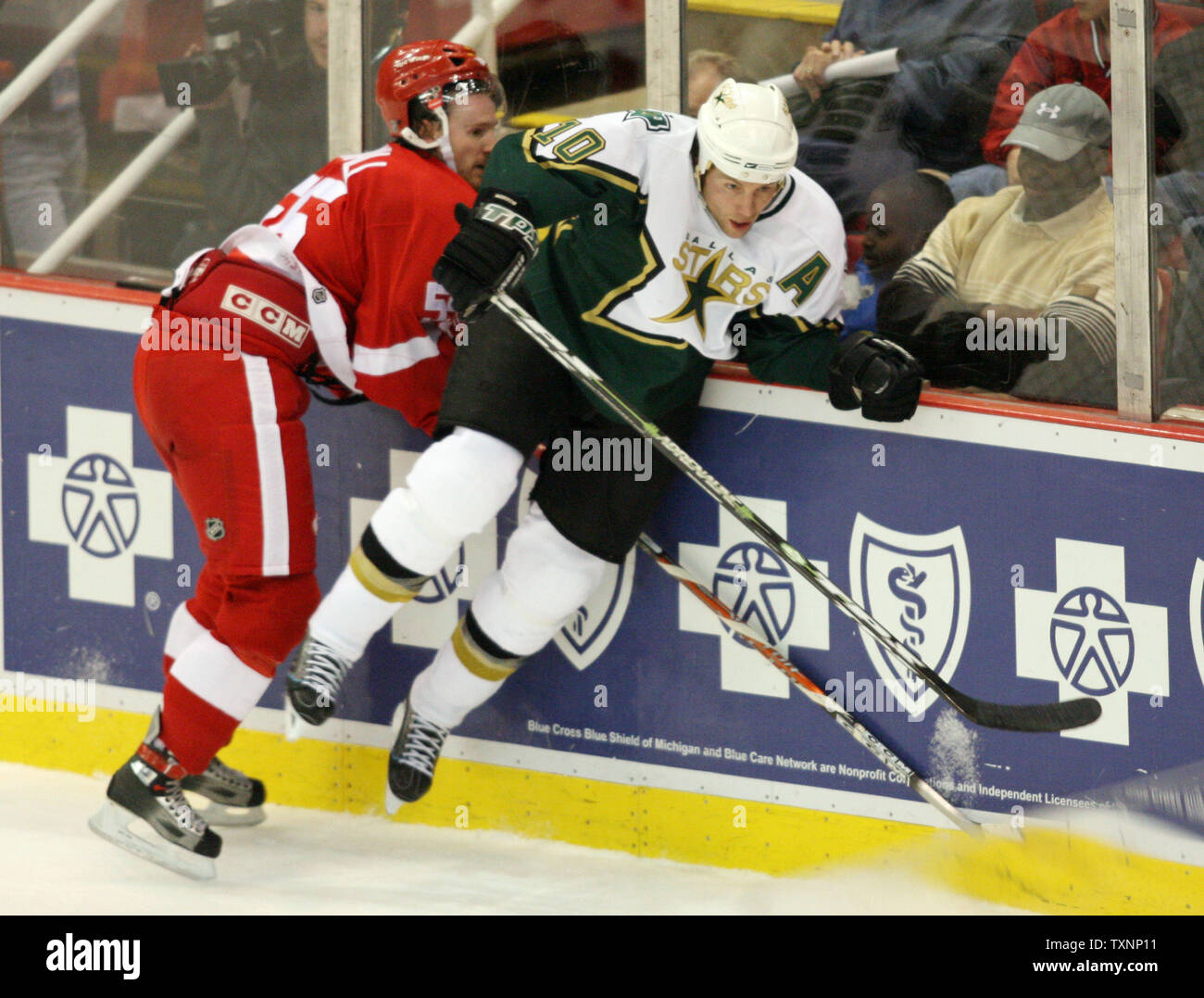 Dallas Stars winger nach Brenden Morrow (10) in den Boards von Detroit Red Wings Niklas Kronwall in der zweiten Periode an der Joe Louis Arena in Detroit, MI April 71, 2006 überprüft. (UPI Foto/Scott R. Galvin) Stockfoto