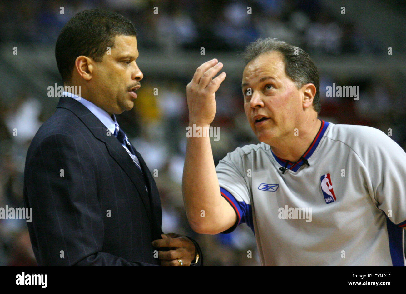 Washington Wizards Trainer Eddie Jordan Gespräche mit Schiedsrichter Mark Wunderlich über einen Anruf im zweiten Quartal am Palast der Auburn Hills in Auburn Hills, Michigan am 19. April 2006. (UPI Foto/Scott R. Galvin) Stockfoto