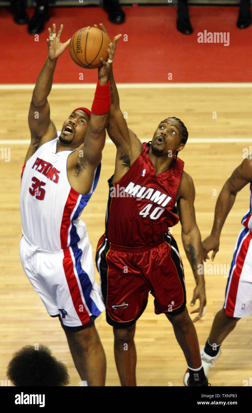 Detroit Pistons vorwärts Rasheed Wallace (36) und Miami Heat vorwärts Udonis Haslem (40) Reichweite für eine Erholung im ersten Quartal am Palast der Auburn Hills in Auburn Hills, Michigan am 23. Mai 2006. Die Hitze besiegt die Kolben 91-86 das erste Spiel der Eastern Conference Finals zu gewinnen. (UPI Foto/Scott R. Galvin) Stockfoto