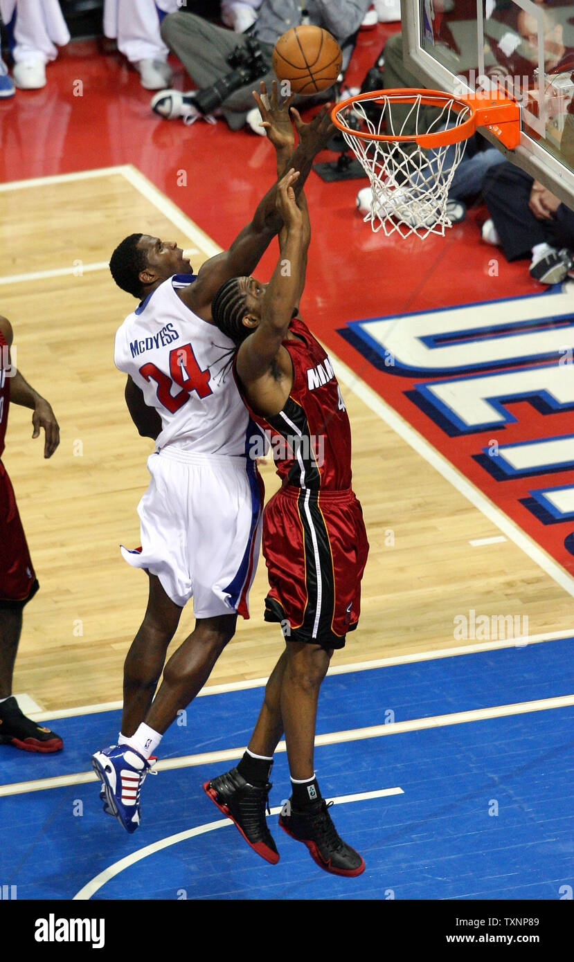 Detroit Pistons forward Antonio McDyess (24) und Miami Heat vorwärts Udonis Haslem Schlacht für eine Erholung im zweiten Quartal am Palast der Auburn Hills in Auburn Hills, Michigan am 23. Mai 2006. Die Hitze besiegt die Kolben 91-86 das erste Spiel der Eastern Conference Finals zu gewinnen. (UPI Foto/Scott R. Galvin) Stockfoto