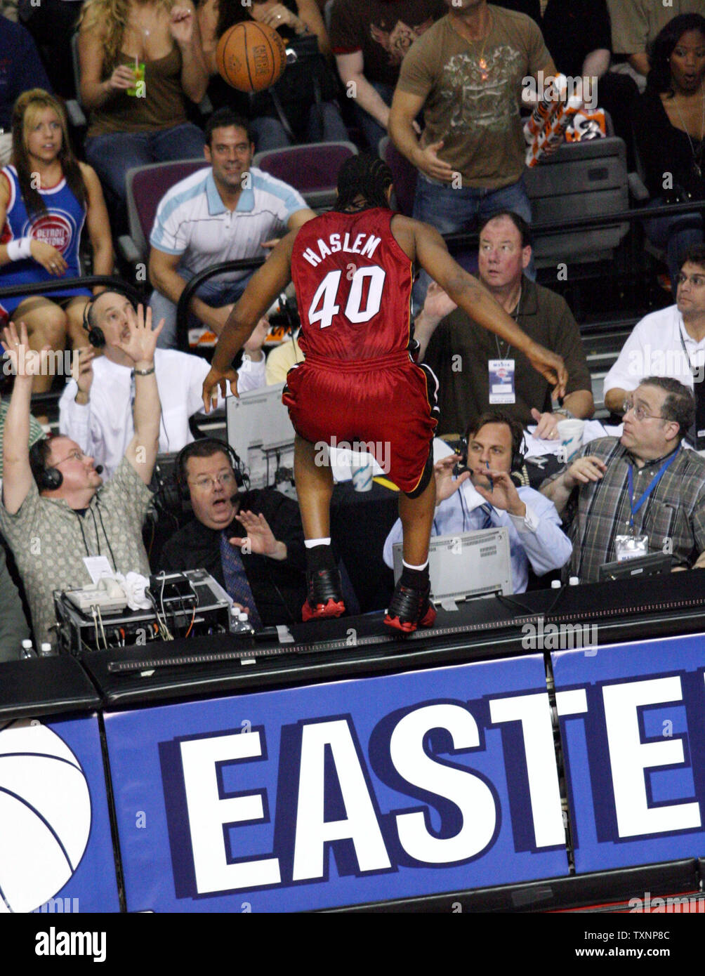 Miami Heat vorwärts Udonis Haslem (40) jagt eine lose Ball in drücken Sie die Zeile im ersten Viertel gegen die Detroit Pistons in Spiel zwei der Eastern Conference am Palast der Auburn Hills in Auburn Hills, Mi Mai 25, 2006 Finale. (UPI Foto/Scott R. Galvin) Stockfoto