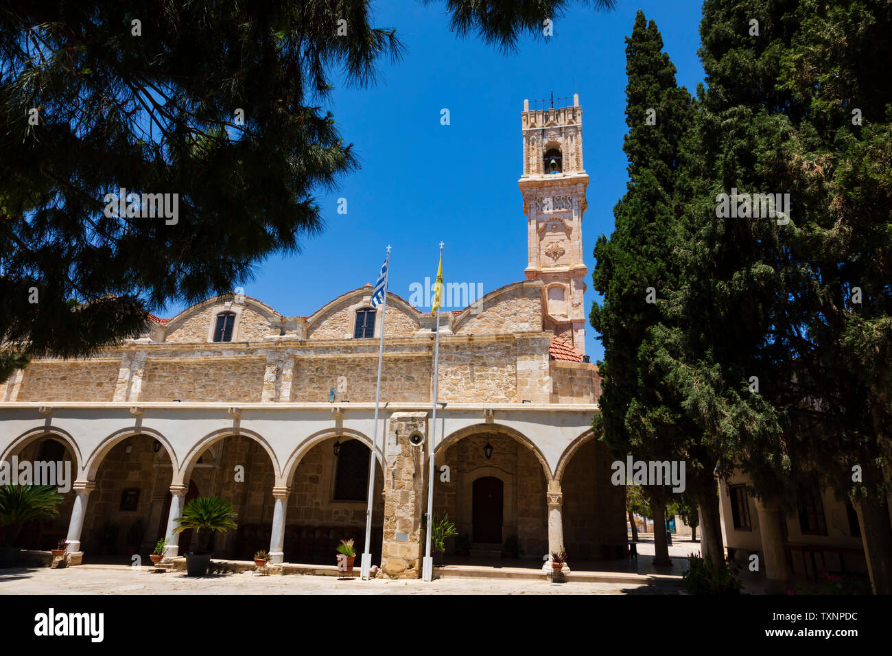 Die griechisch-orthodoxe Kirche der Jungfrau Maria von Chrysopolitissa, Larnaca, Zypern. Juni 2019 Stockfoto