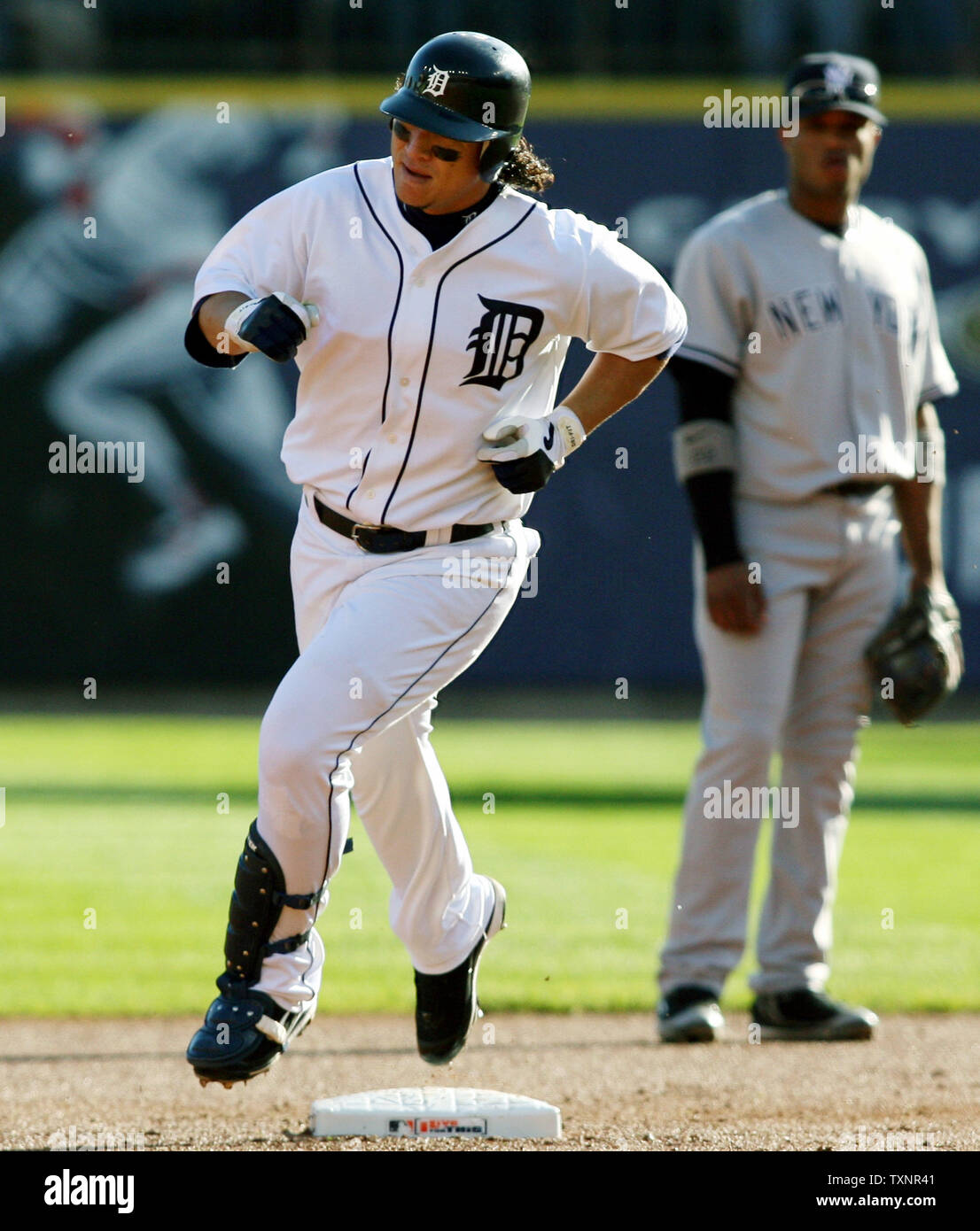 Detroit Tiger' Magglio Ordonez läuft um die Unterseiten nach einem solo Home Run im zweiten Inning aus New York Yankees Krug Jaret Wright während Spiel 4 der American League Division Series am Comerica Park in Detroit am 7. Oktober 2006. (UPI Foto/Scott R. Galvin) Stockfoto