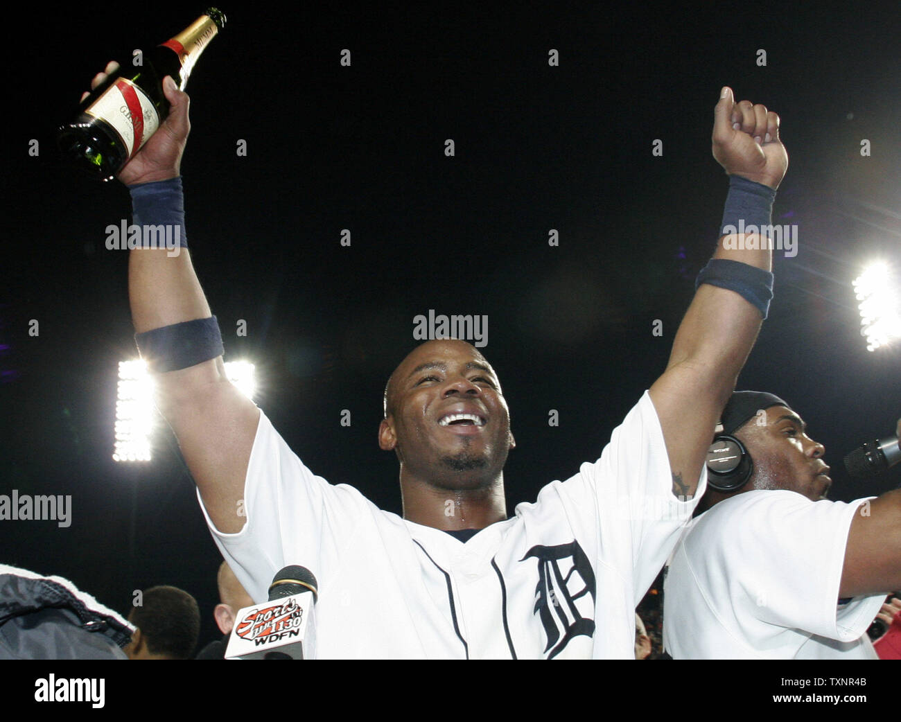 Detroit Tiger' Craig Monroe feiern die Tiger' 8-3 Sieg über die New York Yankees in Spiel 4 der American League Division Series am Comerica Park in Detroit am 7. Oktober 2006. Die Tiger voraus der American League Championship Series gegen die Oakland Athletics. (UPI Foto/Scott R. Galvin) Stockfoto