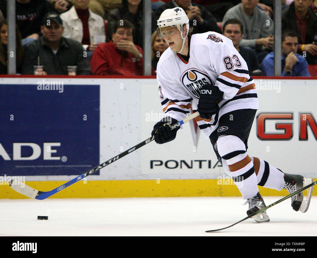 Edmonton Oilers rechten Außenstürmer Alex Hemsky (83) Skates den Puck in die Zone der Detroit Red Wings' in der ersten Periode an der Joe Louis Arena in Detroit am 8. November 2006. (UPI Foto/Scott R. Galvin) Stockfoto