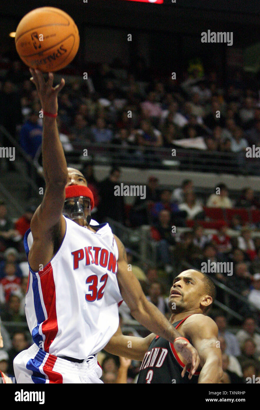 Detroit Kolben schützen Richard Hamilton (32) Macht ein layup als seine Gesichtsmaske über sein Gesicht, fällt von einem Foul von Portland Trailblazers guard Juan Dixon im zweiten Quartal am Palast der Auburn Hills in Auburn Hills, Michigan am 5. Dezember 2006. (UPI Foto/Scott R. Galvin) Stockfoto