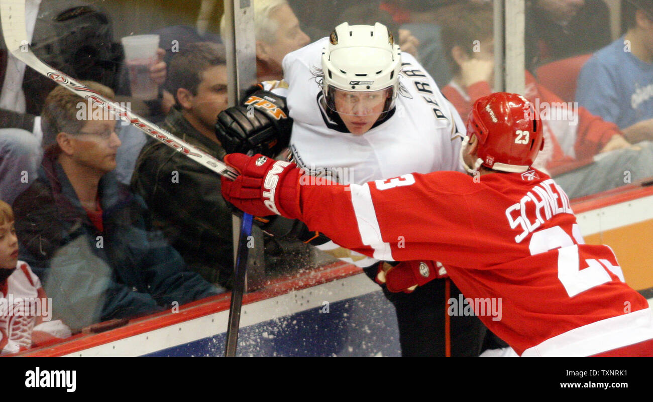 Anaheim Mighty Ducks rechten Außenstürmer Corey Perry in die Bretter von Detroit Red Wings Verteidiger Mathieu Schneider wird geprüft (23) in der zweiten Periode an der Joe Louis Arena in Detroit zum 2. Januar 2007. (UPI Foto/Scott R. Galvin) Stockfoto