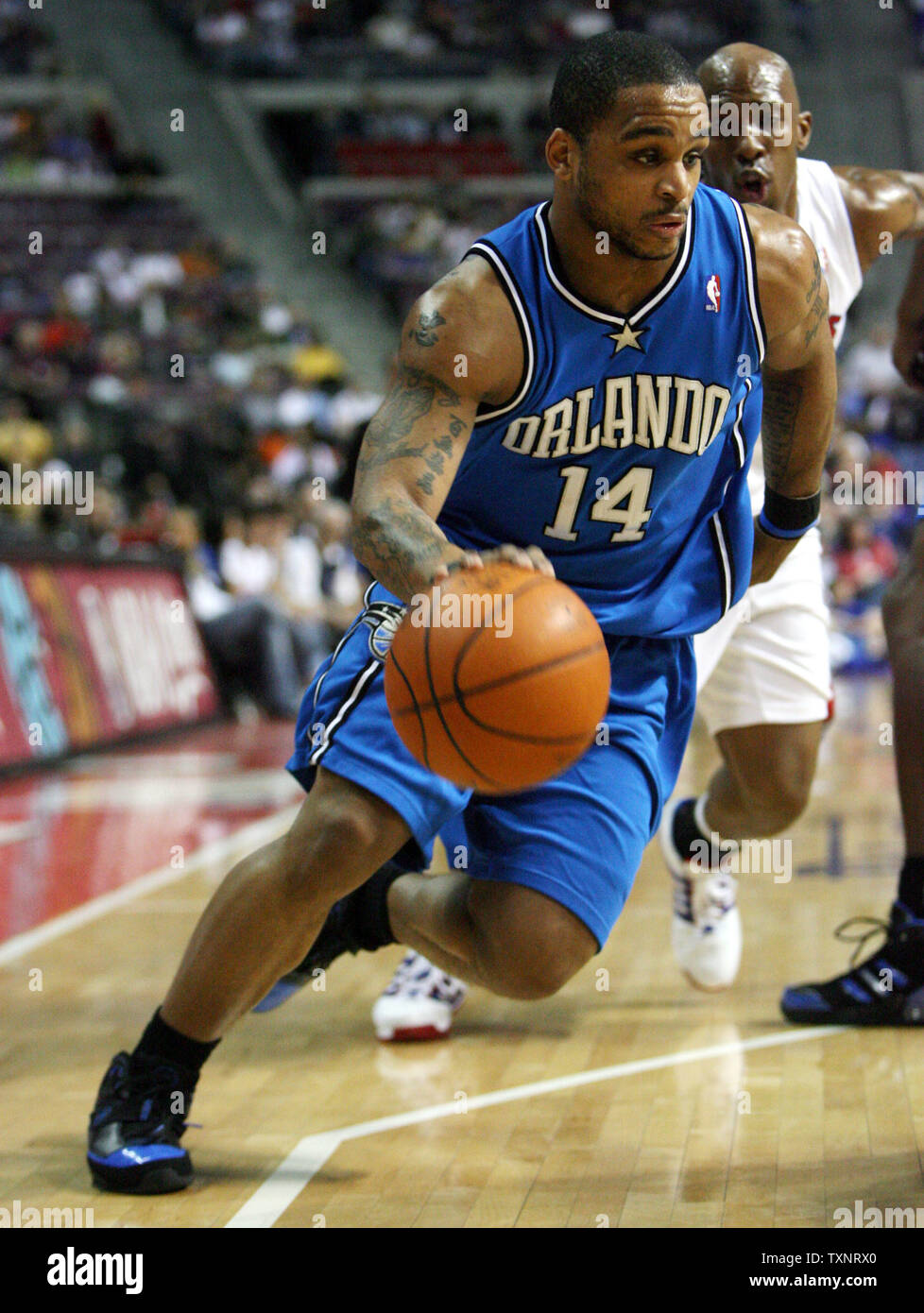 Orlando Magic guard Jameer Nelson (14) dribbelt Vergangenheit Detroit Kolben schützen Chauncey Billups Im ersten Quartal am Palast der Auburn Hills in Auburn Hills, Michigan, das am 11. April 2007. (UPI Foto/Scott R. Galvin) Stockfoto