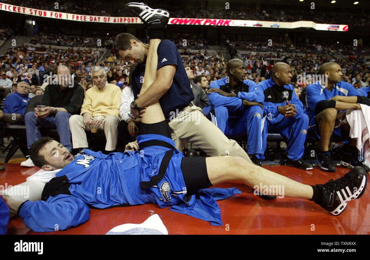 Orlando Magic forward Hedo Turkoglu, wird von Team Trainer Joe Rogowski im vierten Viertel gegen die Detroit Pistons gestreckt am Palast der Auburn Hills in Auburn Hills, Michigan, das am 11. April 2007. Die Kolben besiegten die Magic 104-99 der regulären Saison Eastern Conference Meisterschaft zu klammern. (UPI Foto/Scott R. Galvin) Stockfoto