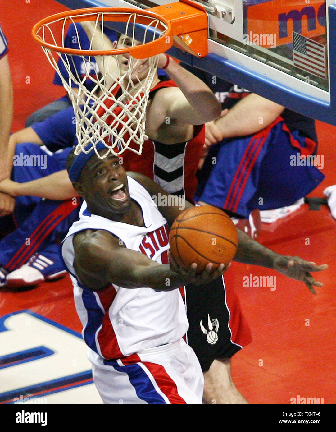 Detroit Pistons center Chris Webber legt den Ball von unter den Korb im ersten Viertel gegen die Toronto Raptors am Palast der Auburn Hills in Auburn Hills, Michigan am 17. April 2007. (UPI Foto/Scott R. Galvin) Stockfoto