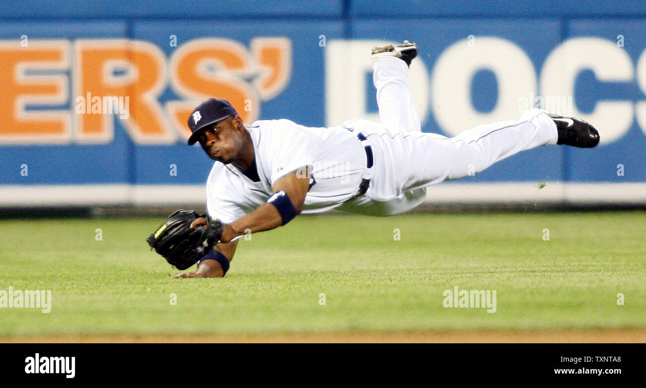 Detroit Tiger linken Feldspieler Craig Monroe macht eine tauchen Fang für den Ersten aus der neunten Inning von einem Hit von Seattle Mariners' Jose Vidro am Comerica Park in Detroit am 8. Mai 2007. Die Tiger besiegten die Seemänner 9-7. (UPI Foto/Scott R. Galvin) Stockfoto