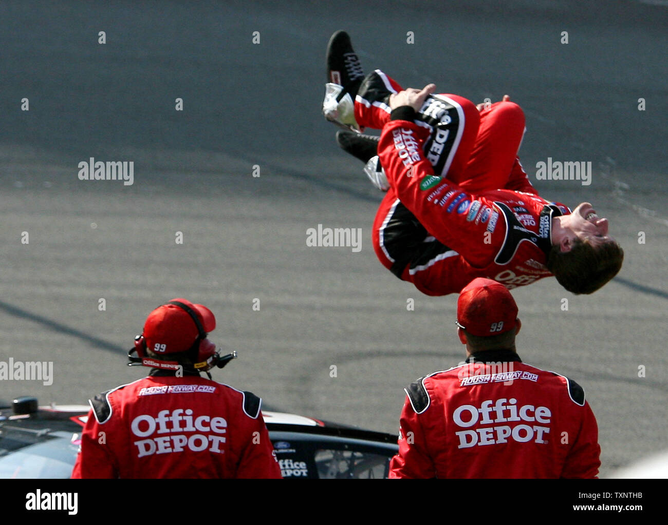 Nascar Fahrer Carl Edwards ist ein Backflip aus seinem Auto nach dem Gewinn der Citizens Bank 400 auf dem Michigan International Speedway in Brooklyn, Michigan am 17. Juni 2007. (UPI Foto/Scott R. Galvin) Stockfoto