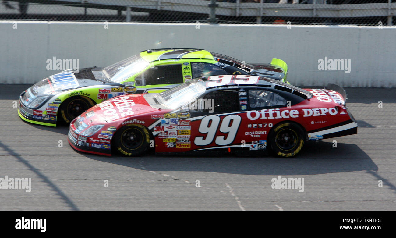Nascar Fahrer Carl Edwards (99) übergibt Robby Gordon auf der Innenseite in den letzten Runden der Citizens Bank 400 auf dem Michigan International Speedway in Brooklyn, Michigan am 17. Juni 2007. Edwards gewann das Rennen. (UPI Foto/Scott R. Galvin) Stockfoto