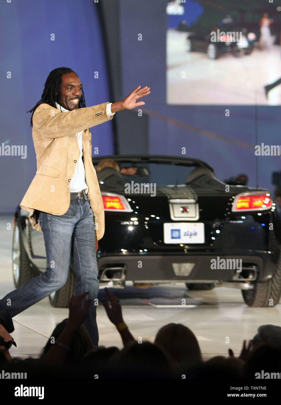 Fashion Designer Kevan Hall Wellen in die Menge vor der Saturn Sky Red Line Auto während des GM Style Event am 12 Januar, 2008 in Detroit. General Motors Gastgeber des zweiten jährlichen Veranstaltung mit Autos, Stars und Mode zum Start der North American International Auto Show. (UPI Foto/Scott R. Galvin) Stockfoto