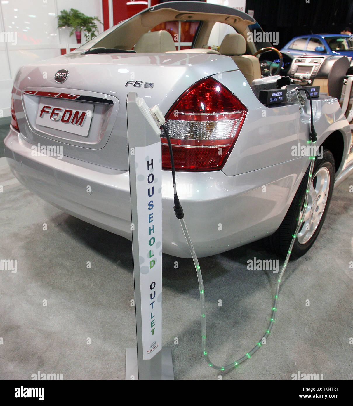 BYD Auto zeigt einen Abschnitt view"-Modell der neu angekündigten F6 DM während der letzte Tag der Pressekonferenz auf der North American International Auto Show in Detroit am 15. Januar 2008. Die F 6 DM bis zu 50 Prozent in 10 Minuten mit dem Schnellladegerät oder eine vollständige Aufladung in 9 Stunden über eine haushaltsübliche Steckdose aufgeladen werden kann. (UPI Foto/Scott R. Galvin) Stockfoto