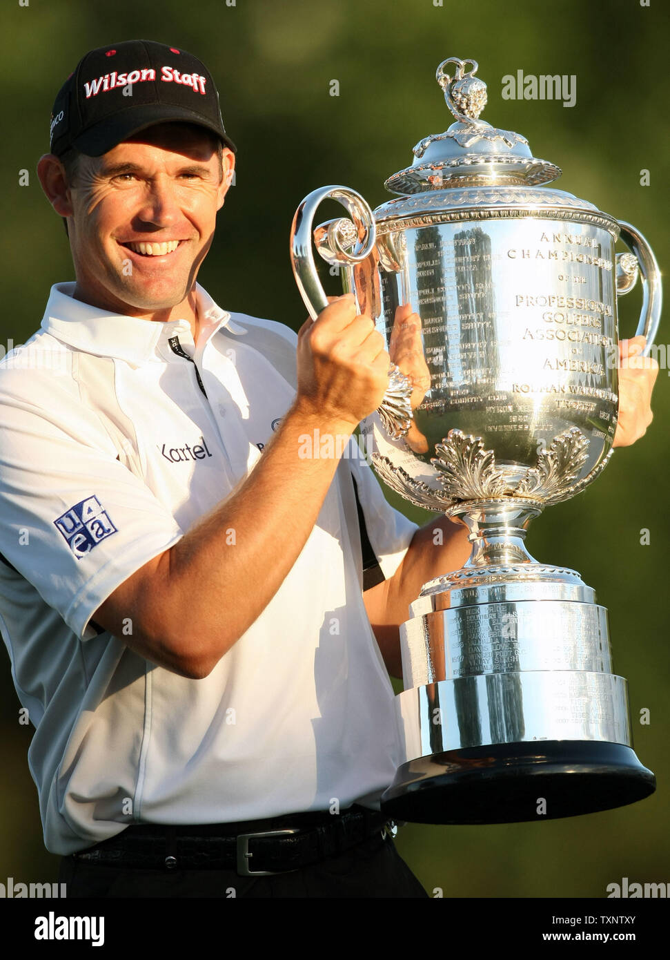 Padraig Harrington von Nordirland zeigt die Wanamaker Trophy nach dem Gewinn der 90th PGA Championship in Oakland Hills Country Club in Bloomfield Township, Michigan am 10. August 2008. Harrington beendete das Turnier bei drei - unter Abs. (UPI Foto/Scott R. Galvin) Stockfoto