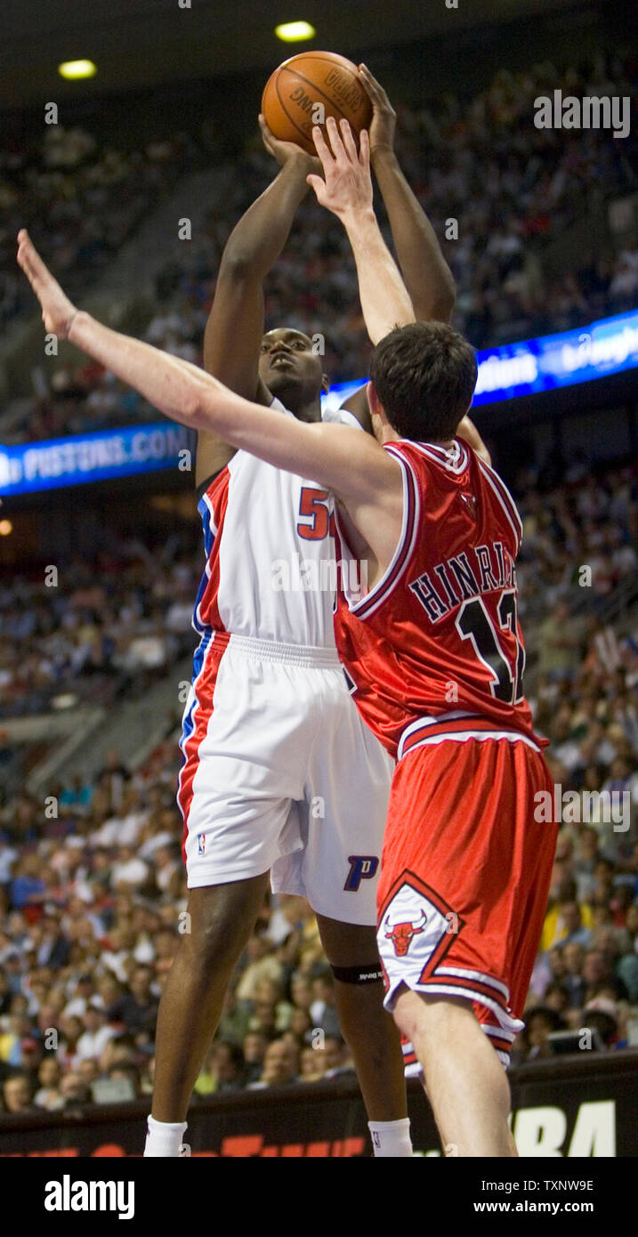 Jason Maxiell der Detroit Pistons (L) schießt über Kirk Hinrich der Chicago Bulls (R) in Spiel zwei der zweiten Runde der NBA-Playoffs am Palast der Auburn Hills in Auburn Hills, Michigan am 5. Mai 2007. Die Kolben gewann das Spiel 95 - 69 und die Serie 2-0 in Führung. (UPI Foto/Wald Casey) Stockfoto