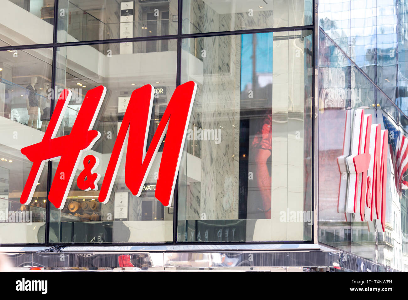 NEW YORK - ca. März 2016: Nahaufnahme von H und M-Logo. H und M Hennes und  Mauritz AB ist eine schwedische multinationale Retail - Kleidung Firma,  bekannt Stockfotografie - Alamy