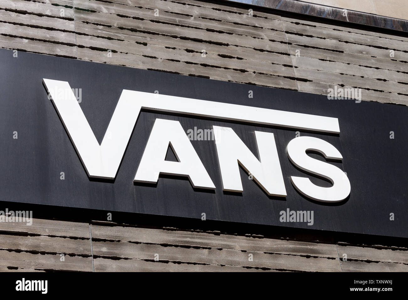 2017: Vans Logo auf einer Wand. Vans 
