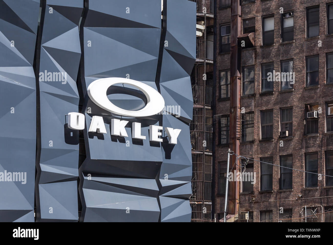 Oakley shop -Fotos und -Bildmaterial in hoher Auflösung – Alamy