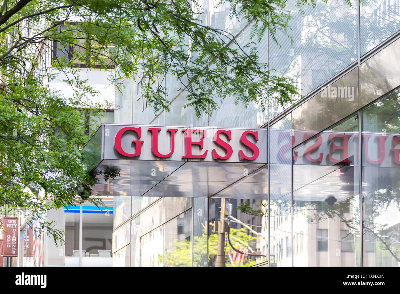 NEW YORK, USA - 15. MAI 2019: Repräsentant der Guess Stores in Manhattan. Vermutung ist eine amerikanische Kleidung Marke und Einzelhändler. Stockfoto