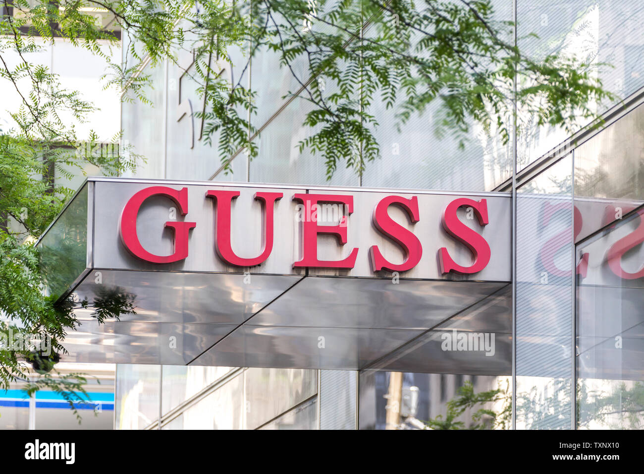NEW YORK, USA - 15. MAI 2019: Repräsentant der Guess Stores in Manhattan. Vermutung ist eine amerikanische Kleidung Marke und Einzelhändler. Stockfoto