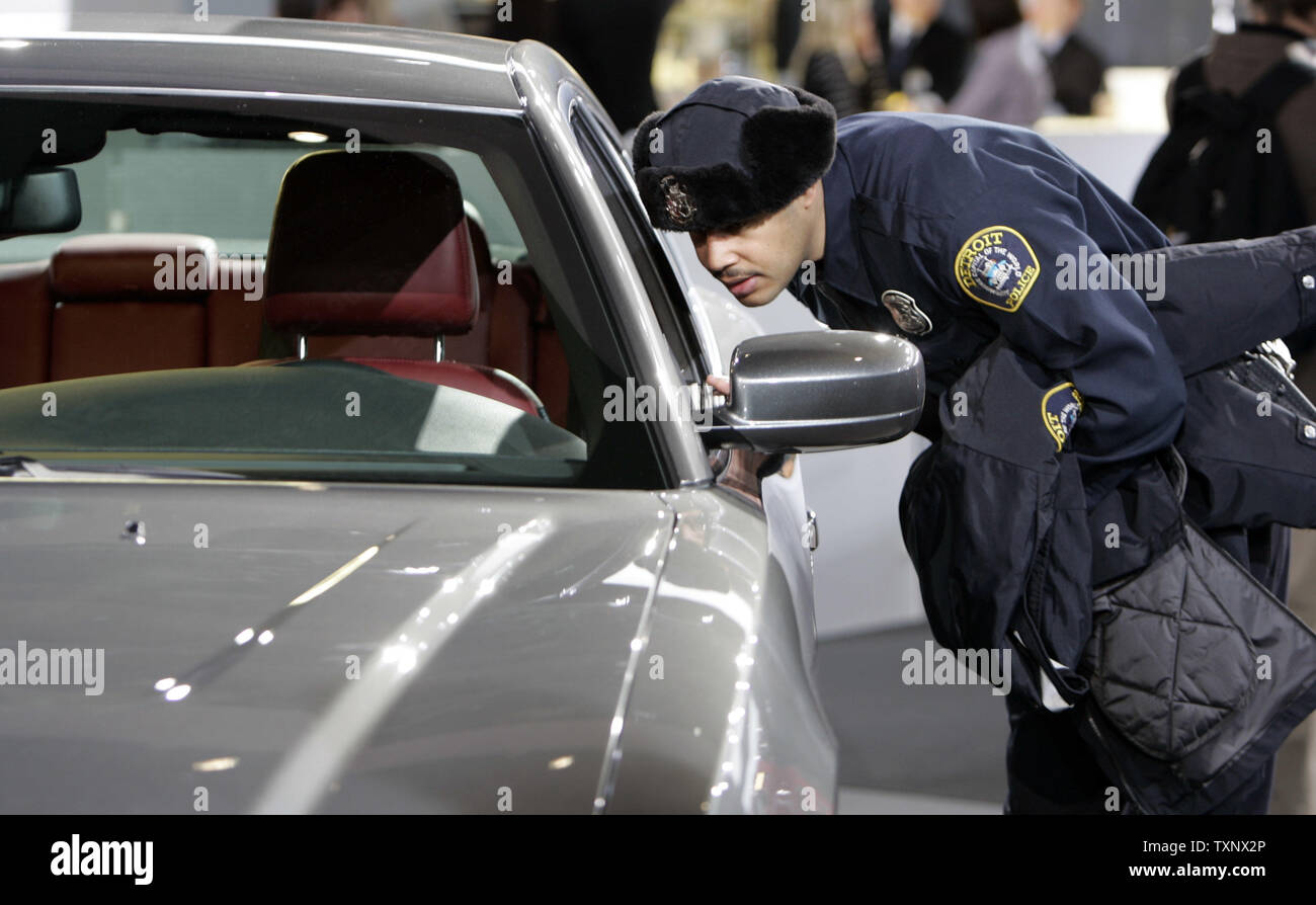 Ein Detroit Polizist schaut Der neue Dodge Charger an der 2011 North American International Auto Show im Cobo Center in Detroit, 11. Januar 2011. UPI/Mark Cowan Stockfoto