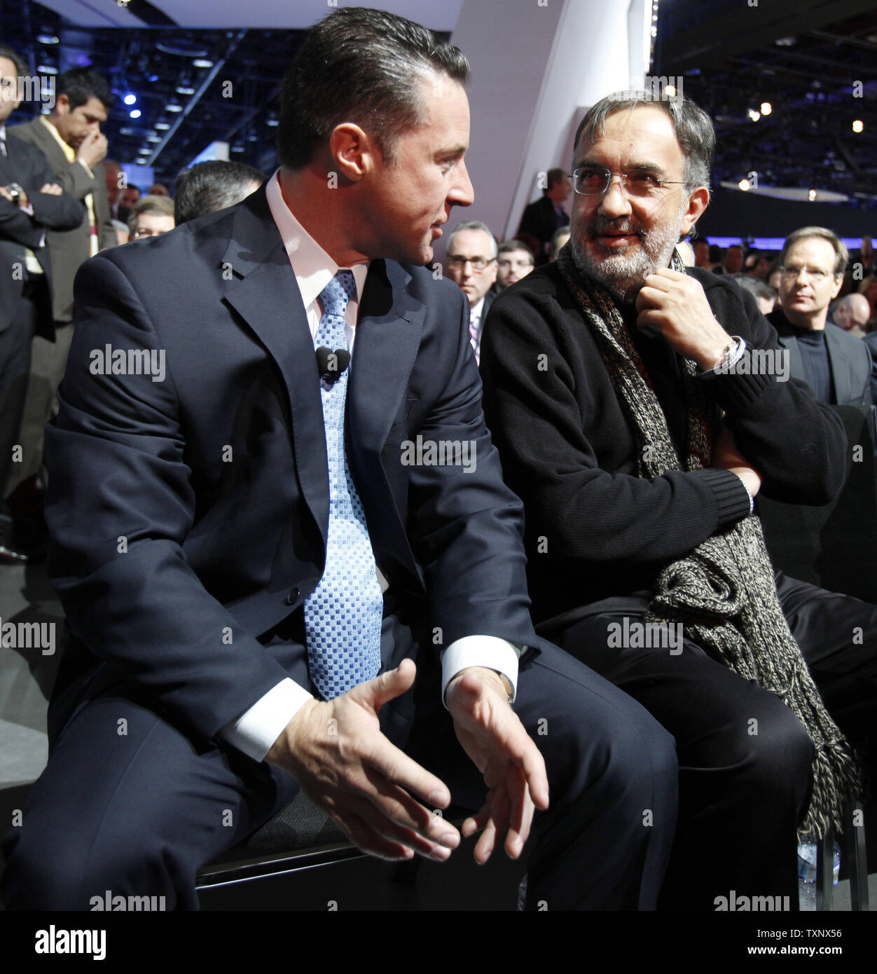 Sergio Marchionne, rechts, Vorsitzender und CEO der Chrysler Group und Fiat spricht mit Reid Bigland, Links, Präsident und CEO von Dodge vor der Präsentation des neuen Dodge Dart auf der 2012 North American International Auto Show im Cobo Center in Detroit, 9. Januar 2012 zu offenbaren. UPI/Mark Cowan Stockfoto