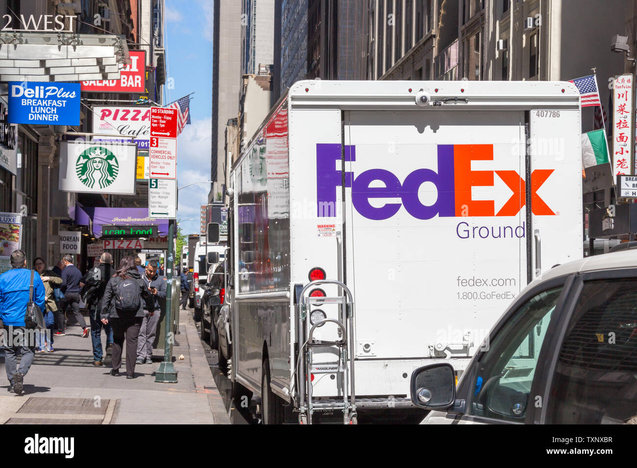 NEW YORK, USA - 15. MAI 2019: FedEx Express Lkw in Midtown Manhattan. FedEx ist einer der führenden Paketdienste bietet viele verschiedene Stockfoto