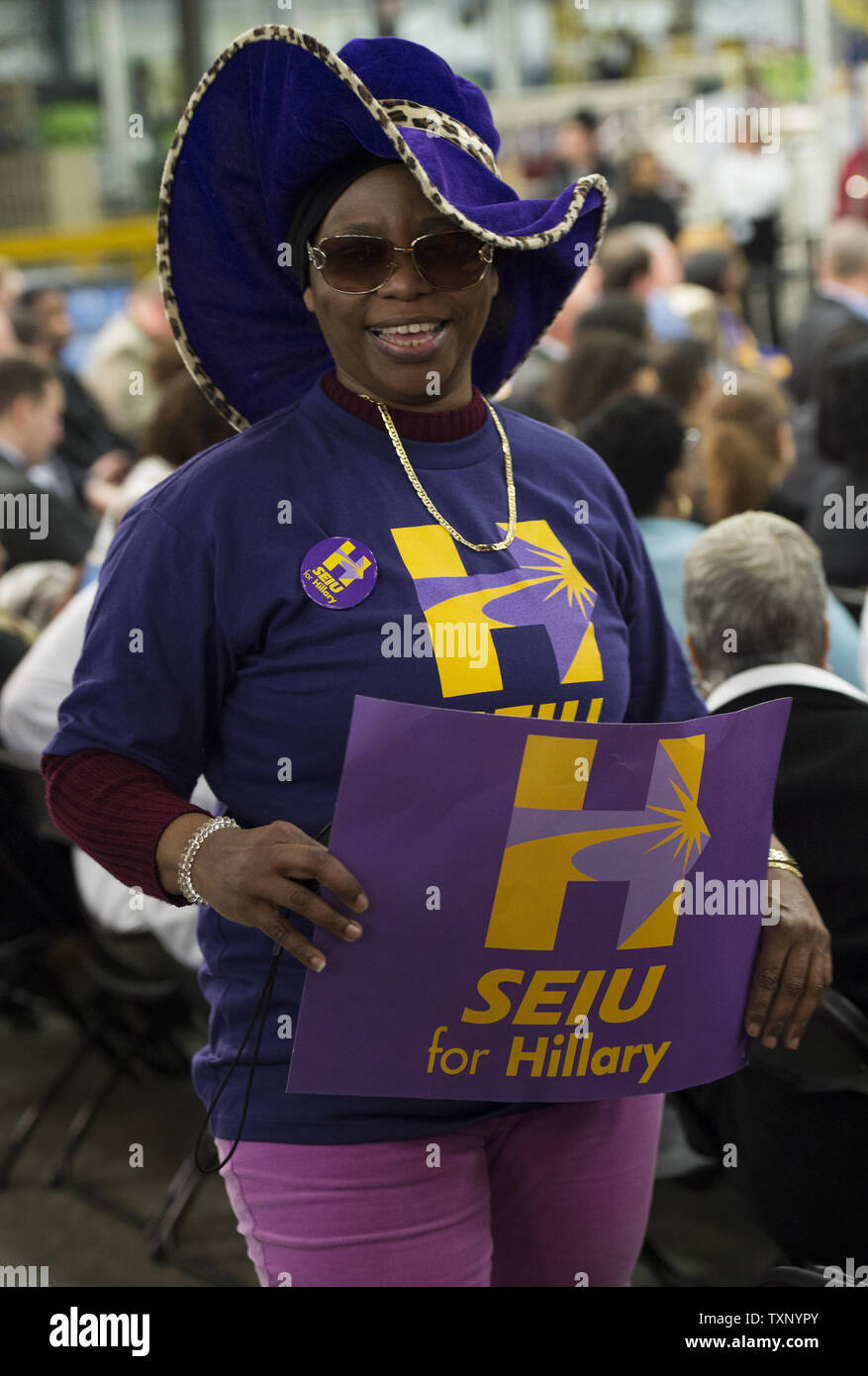 Ein Anhänger posiert für ein Foto vor der Demokratischen Präsidentschaftskandidaten Hillary Clinton in seiner Rede auf der Detroit in Detroit, Michigan, 4. März 2016. Foto von Molly Riley/UPI Stockfoto