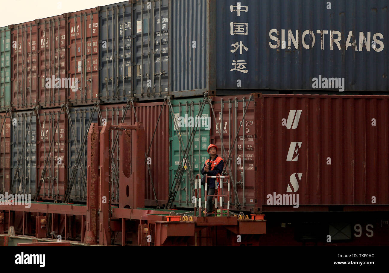 Container werden überwacht, sobald sie geladen sind und Humen Port in Dongguan, Provinz Guangdong, ausgelagert werden am 8. Mai 2019. Us-Präsident Donald Trump hat mehr als zu verdoppeln, die Zölle auf $ 200 Mrd. der Chinesischen waren am Ende der Woche bedroht und Frische bringen nach China über Verpflichtungen im Bereich der handelspolitischen Verhandlungen Rückzieher. Foto von Stephen Rasierer/UPI Stockfoto
