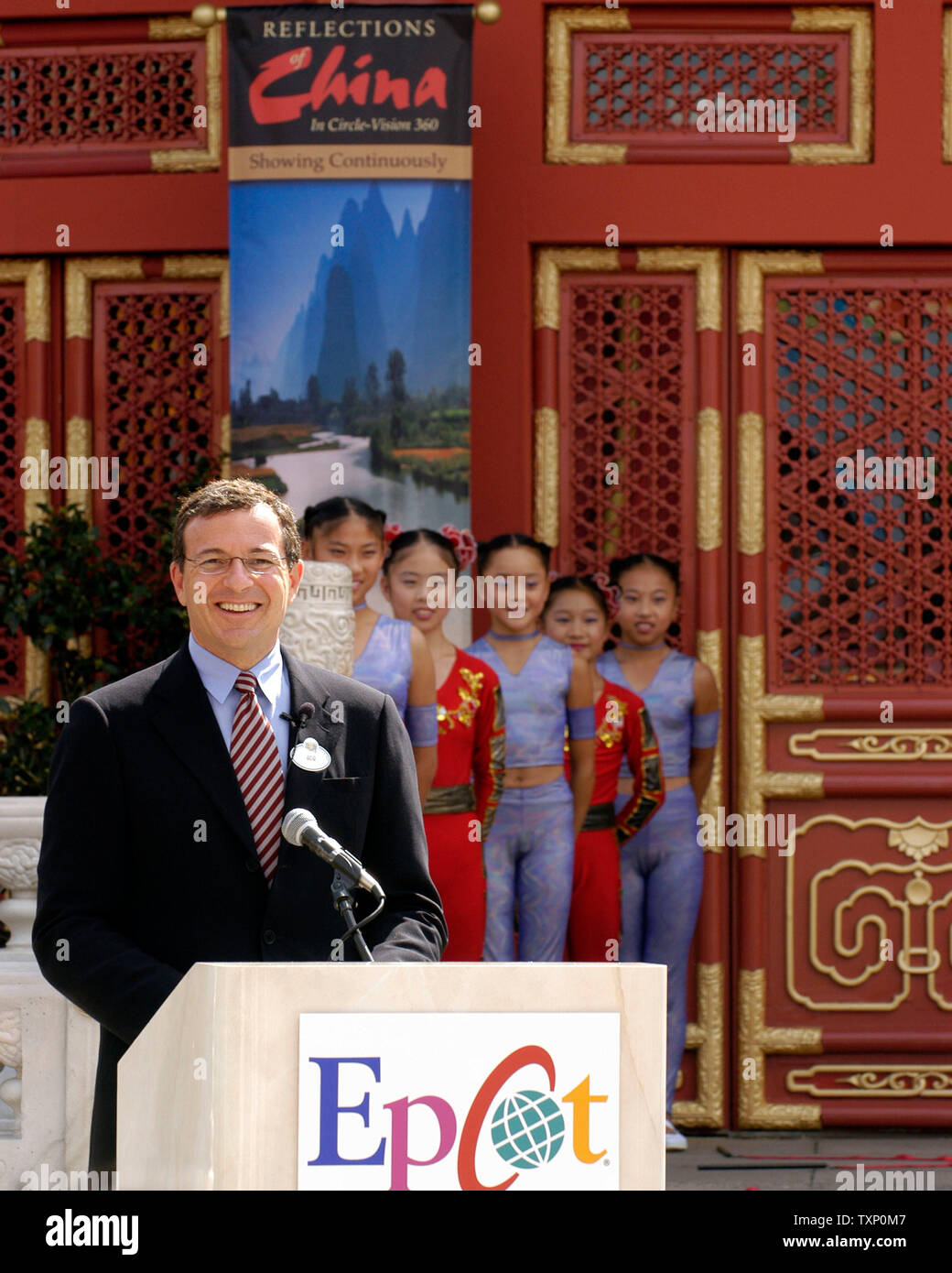 Bob Iger, COO von Walt Disney Co. stellt Delegierte aus China während der Umwidmung der China Attraktion, mit den aktualisierten Film, "Reflections von China" am Okt. 9, 2003, Orlando, Florida. (UPI MARINO/CANTRELL) Stockfoto