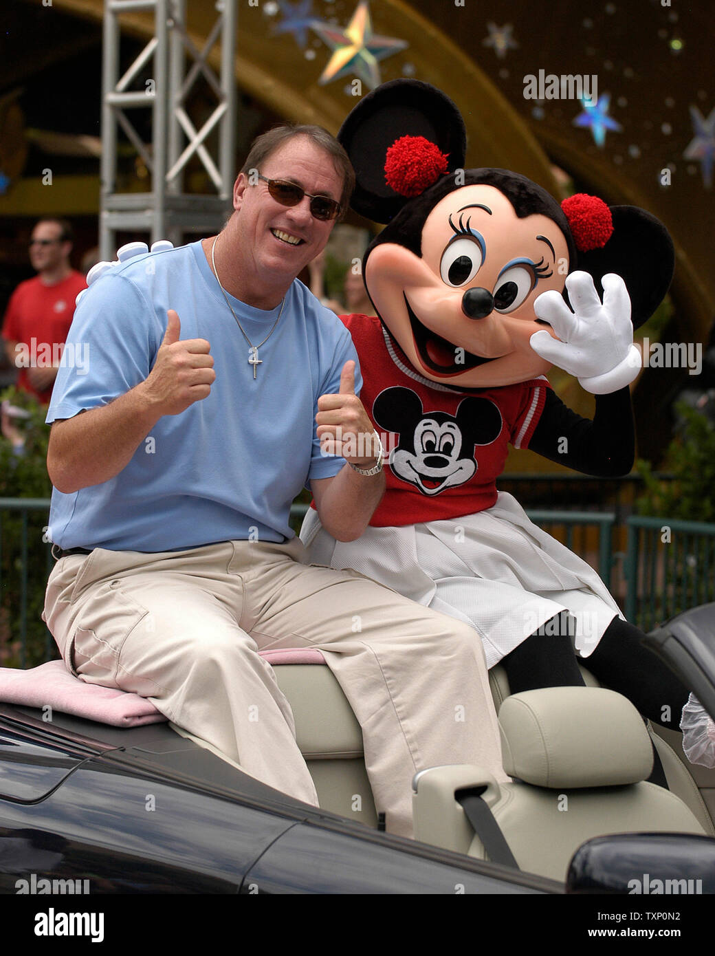 Ehemaliger NFL Quarterback Jim Kelly, Fahrten in die Berühmtheit, die wagenkolonne am 31. Juli 2004 während des 25-jährigen Jubiläums der ESPN Sports Network, Disney-MGM Studios in Orlando, Florida statt. (UPI Foto Marino/Cantrell Stockfoto