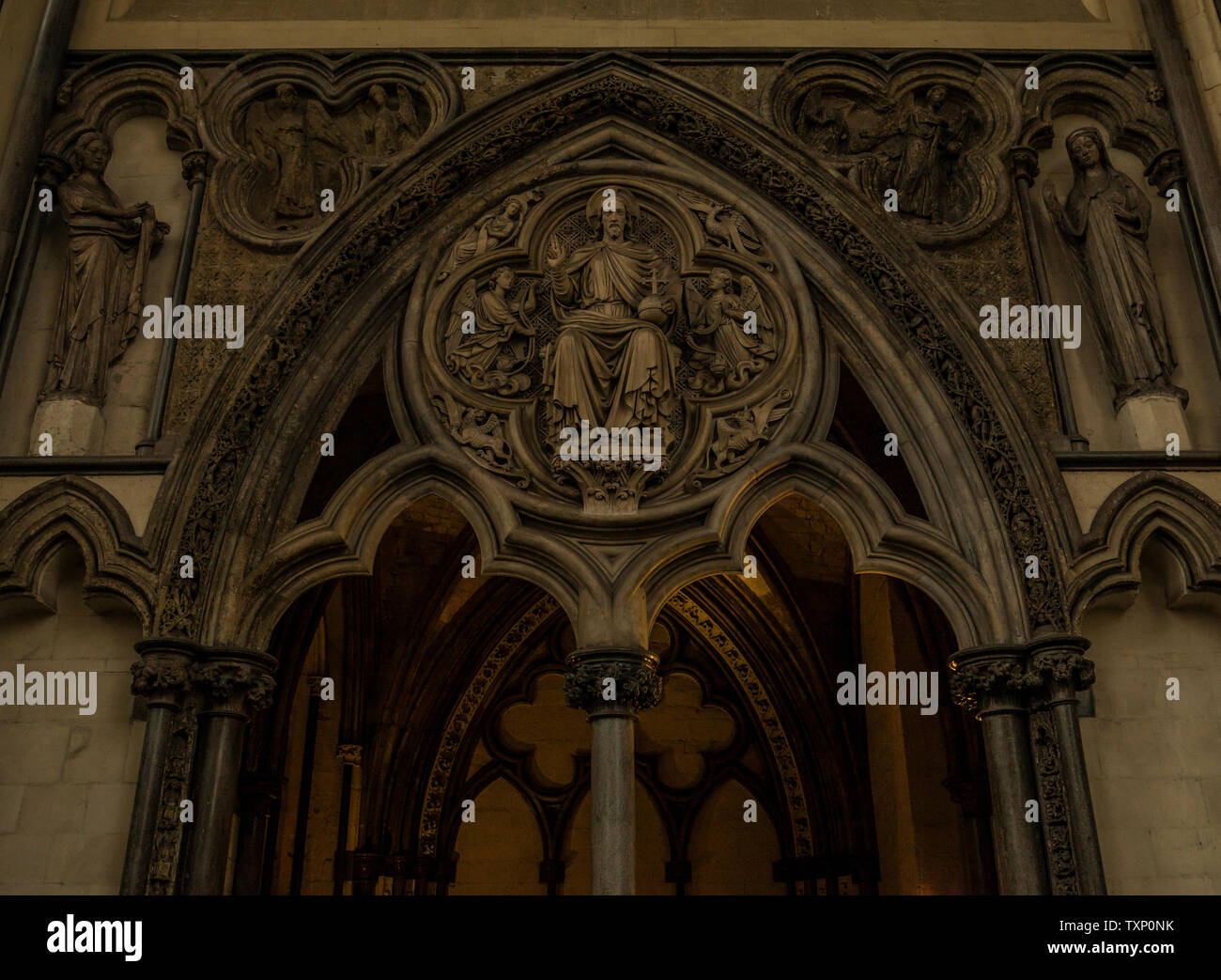 Eine ornatetly geschnitzten Torbogen in der Westminster Abbey, London, UK. Stockfoto