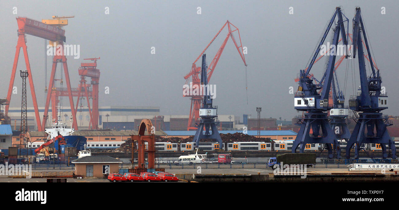Alter chinesischer Containerbrücken warten Containerschiffe im Nordosten Hafen des Landes Stadt Dalian am 30. August 2011 zu entladen. Der Hafen von Dalian, der nördlichste eisfreie Hafen in China, auch der größte multi-port im Nordosten Chinas und ist die zweitgrößte Container transshipment Hub in Festland China. UPI/Stephen Rasierer Stockfoto