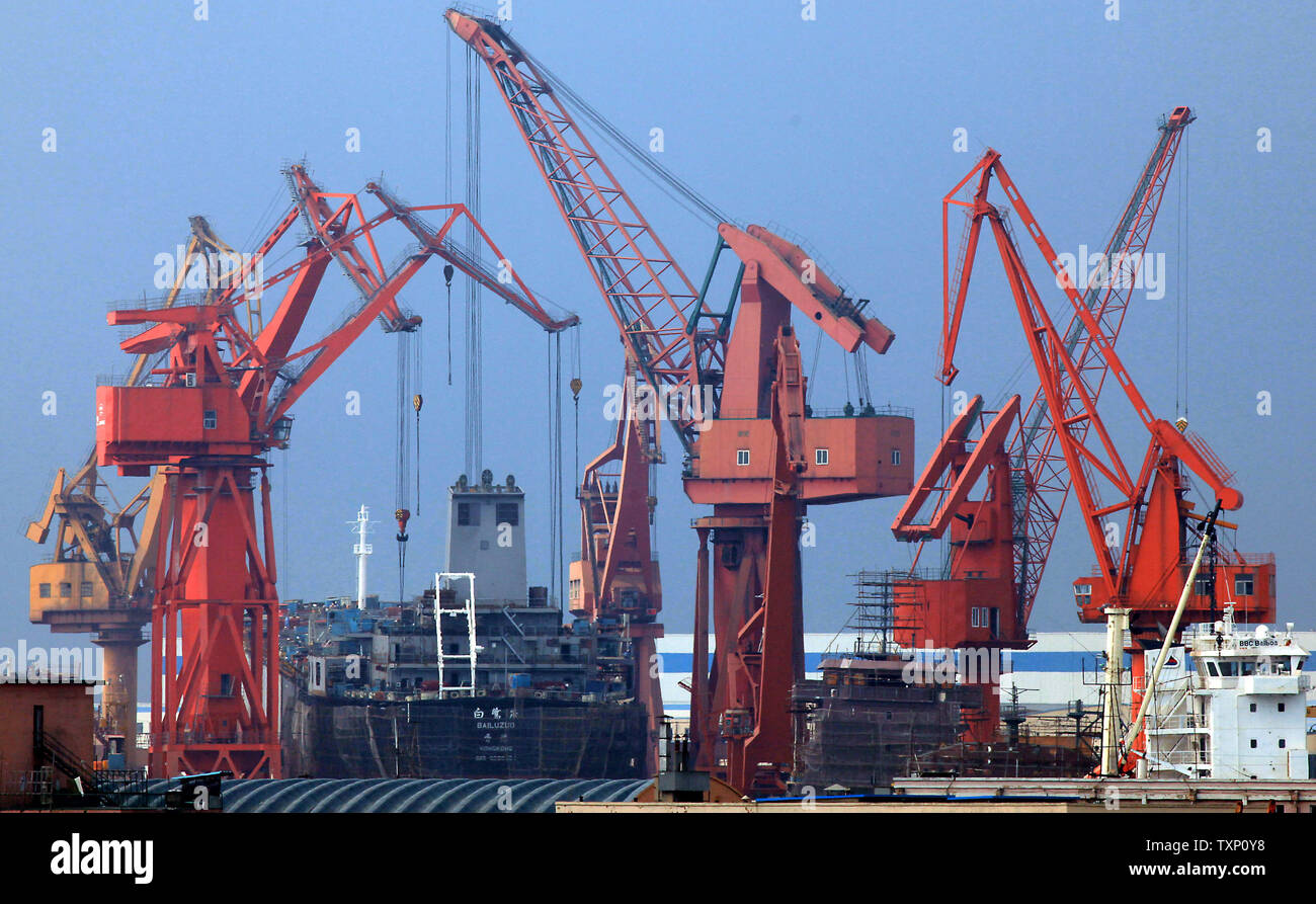 Alter chinesischer Containerbrücken ein riesiges Containerschiff im Nordosten Hafen des Landes Stadt Dalian am 30. August 2011 entladen. Der Hafen von Dalian, der nördlichste eisfreie Hafen in China, auch der größte multi-port im Nordosten Chinas und ist die zweitgrößte Container transshipment Hub in Festland China. UPI/Stephen Rasierer Stockfoto
