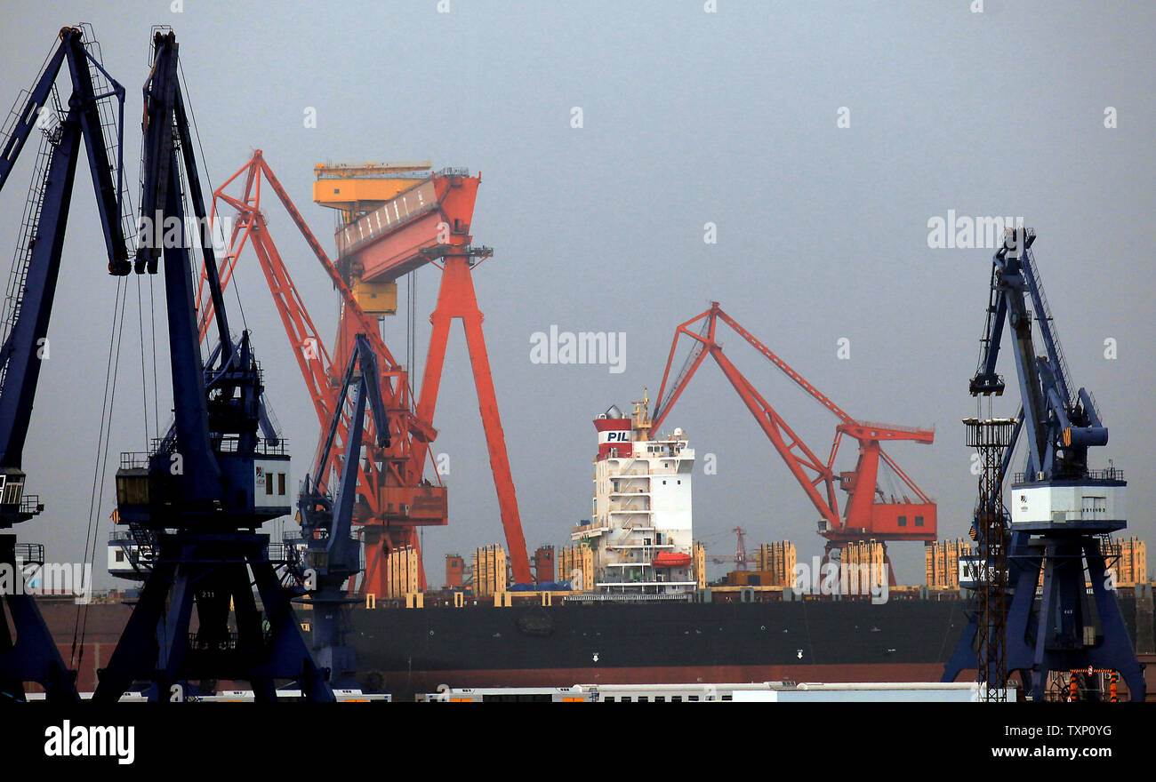 Alter chinesischer Containerbrücken ein riesiges Containerschiff im Nordosten Hafen des Landes Stadt Dalian am 30. August 2011 entladen. Der Hafen von Dalian, der nördlichste eisfreie Hafen in China, auch der größte multi-port im Nordosten Chinas und ist die zweitgrößte Container transshipment Hub in Festland China. UPI/Stephen Rasierer Stockfoto