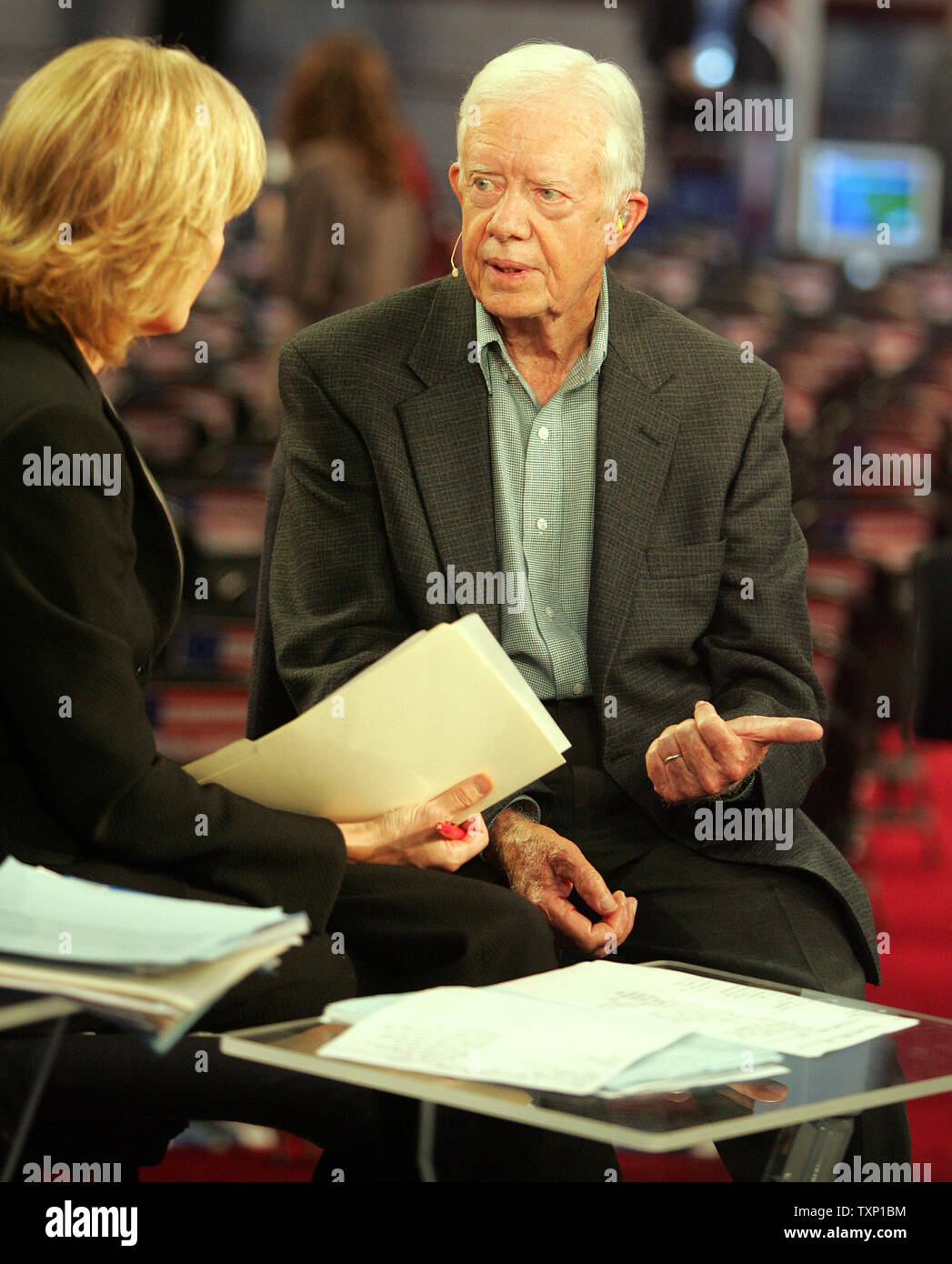 Der ehemalige Präsident Jimmy Carter wird vor dem Gespräch bei der Democratic National Convention im Fleet Center in Boston am 26. Juli 2004 befragt. (UPI Foto/Terry Schmitt) Stockfoto