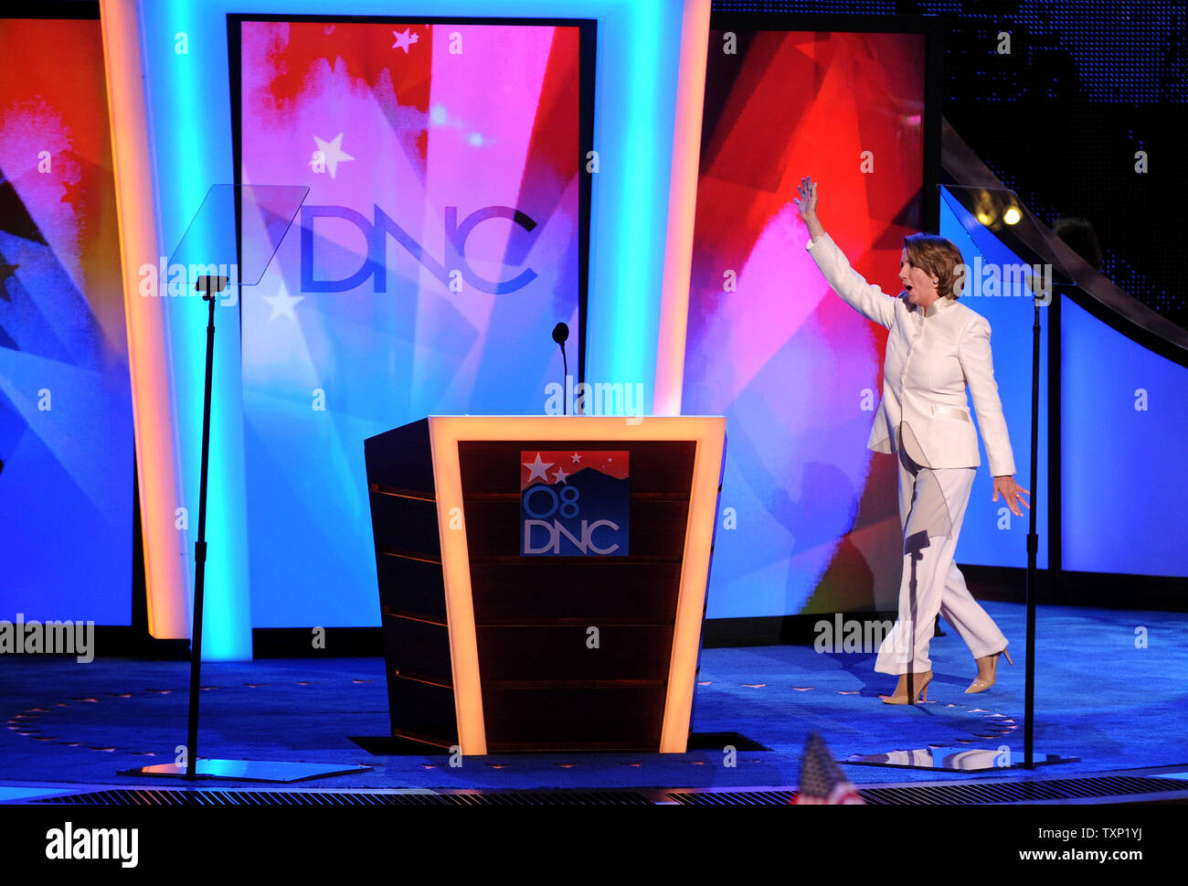 Vorsitzende der Democratic National Convention 2008 Sprecher des Repräsentantenhauses Nancy Pelosi (D-CA) betritt die Bühne, bevor die Erläuterungen während der erste Tag der Democratic National Convention im Pepsi Center in Denver am 25. August 2008. (UPI Foto/Kevin Dietsch) Stockfoto