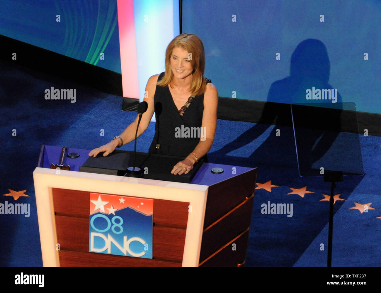 Caroline Kennedy Schlossberg, Tochter des verstorbenen Präsidenten John F. Kennedy, spricht bei der Democratic National Convention in der Pepsi Center in Denver, Colorado, am 25. August 2008. (UPI Foto/Alexis C Glenn) Stockfoto Caroline Kennedy Schlossberg, Tochter des verstorbenen Präsidenten John F. Kennedy, spricht bei der Democratic National Convention in der Pepsi Center in Denver, Colorado, am 25. August 2008. (UPI Foto/Alexis C Glenn) Stockfoto