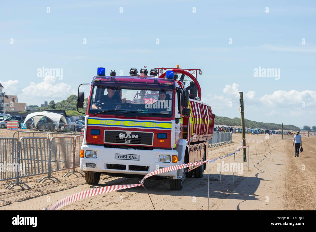 Vorderansicht eines britischen Fire Engine, Feuerwehr und Rettung Appliance, fahren am Strand, im Sommer, während einer speziellen Veranstaltung in Weston-super-Mare, Großbritannien. Stockfoto