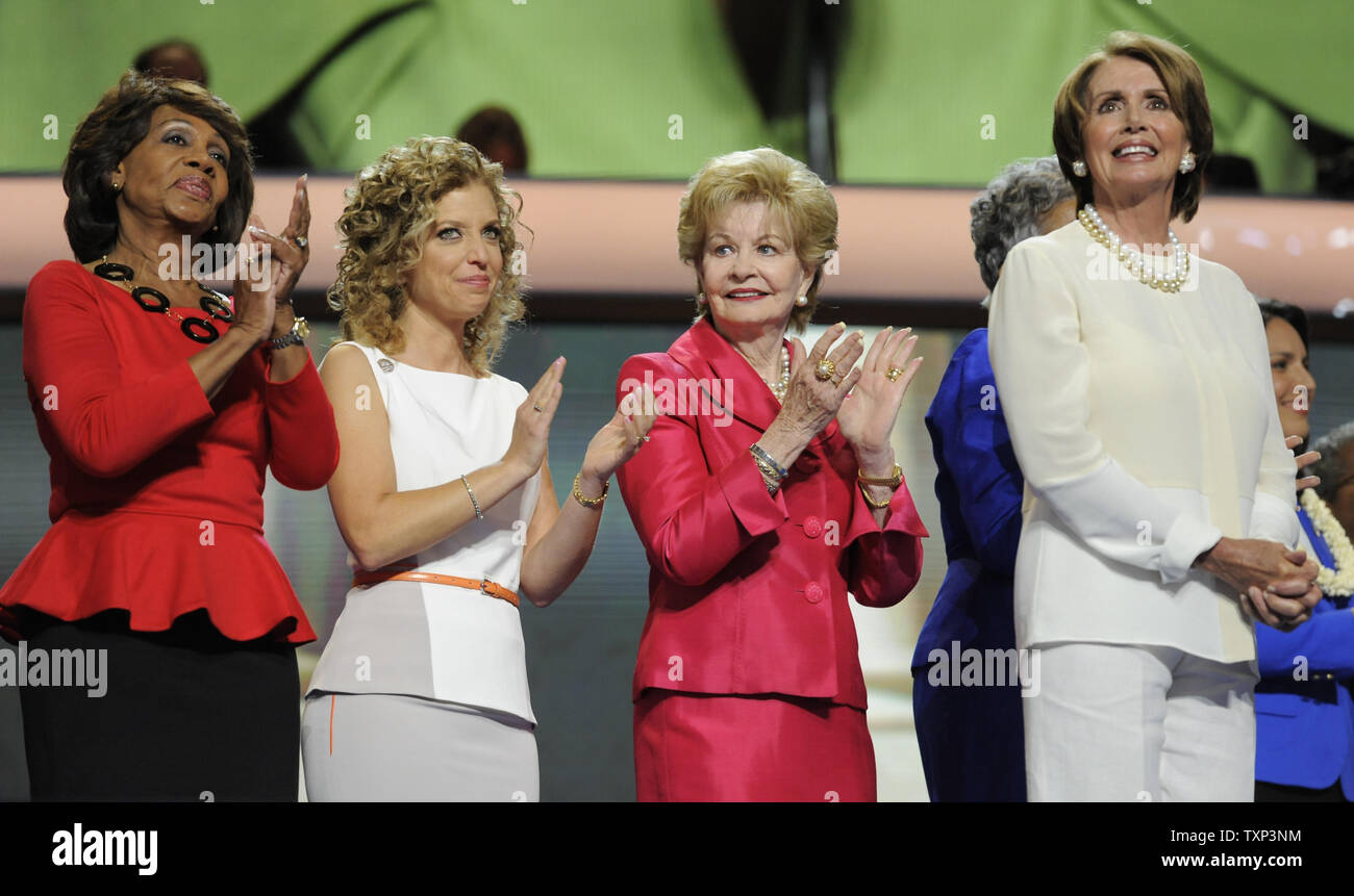 (R-L) Rep. Nancy Pelosi (CA), Sen. Debbie Stabenow (MI), Vorsitzender des Democratic National Committee Debbie Wasserman Schultz, und Rep. Maxine Waters auf der Bühne während der Democratic National Convention 2012 an der Time Warner Cable Arena in Charlotte, North Carolina am 4. September 2012. UPI/Mike Theiler Stockfoto