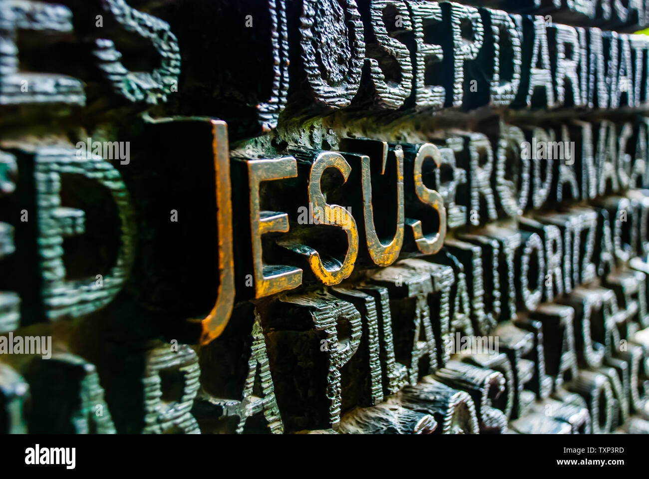 Die Jesus Symbol auf der Tür von Gaudis Kathedrale Architektur Stockfoto