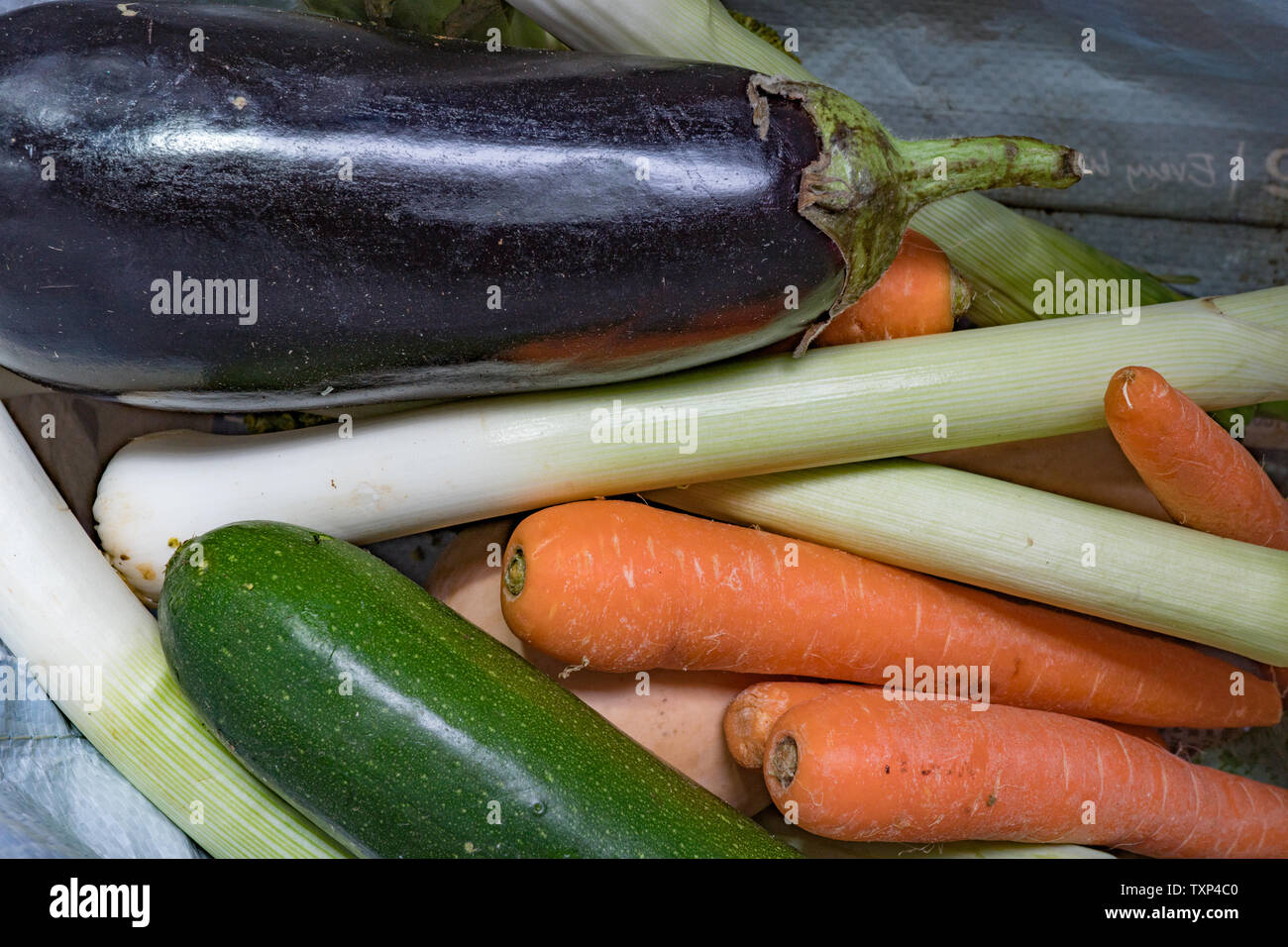 Frisches Gemüse lose im Beutel. Großbritannien Stockfoto