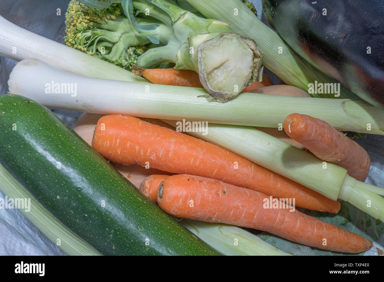 Frisches Gemüse lose im Beutel. Großbritannien Stockfoto