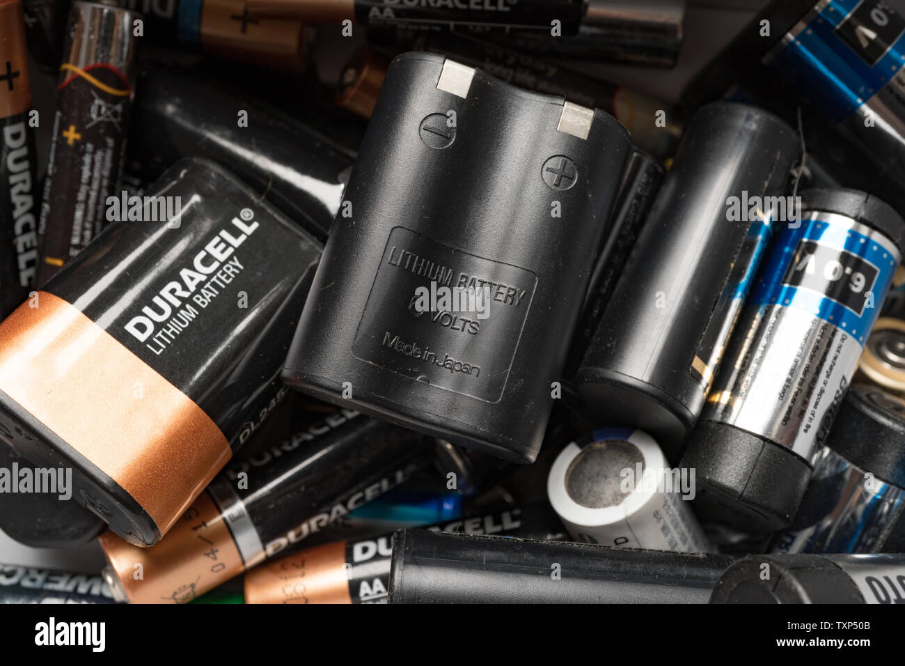 Stapel der alten Kamera Batterien, inklusive Lithium-ionen, für das Recycling gesammelt. Großbritannien Stockfoto