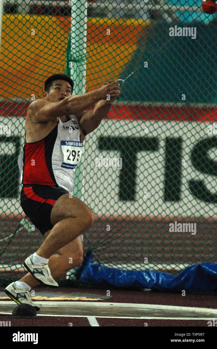 Japans Hiroaki gewinnt die Bronzemedaille bei den Herren Hammer Throw am 15 Asian Games in Doha, Katar am 8. Dezember 2006. (UPI Foto/Norbert Schiller) Stockfoto