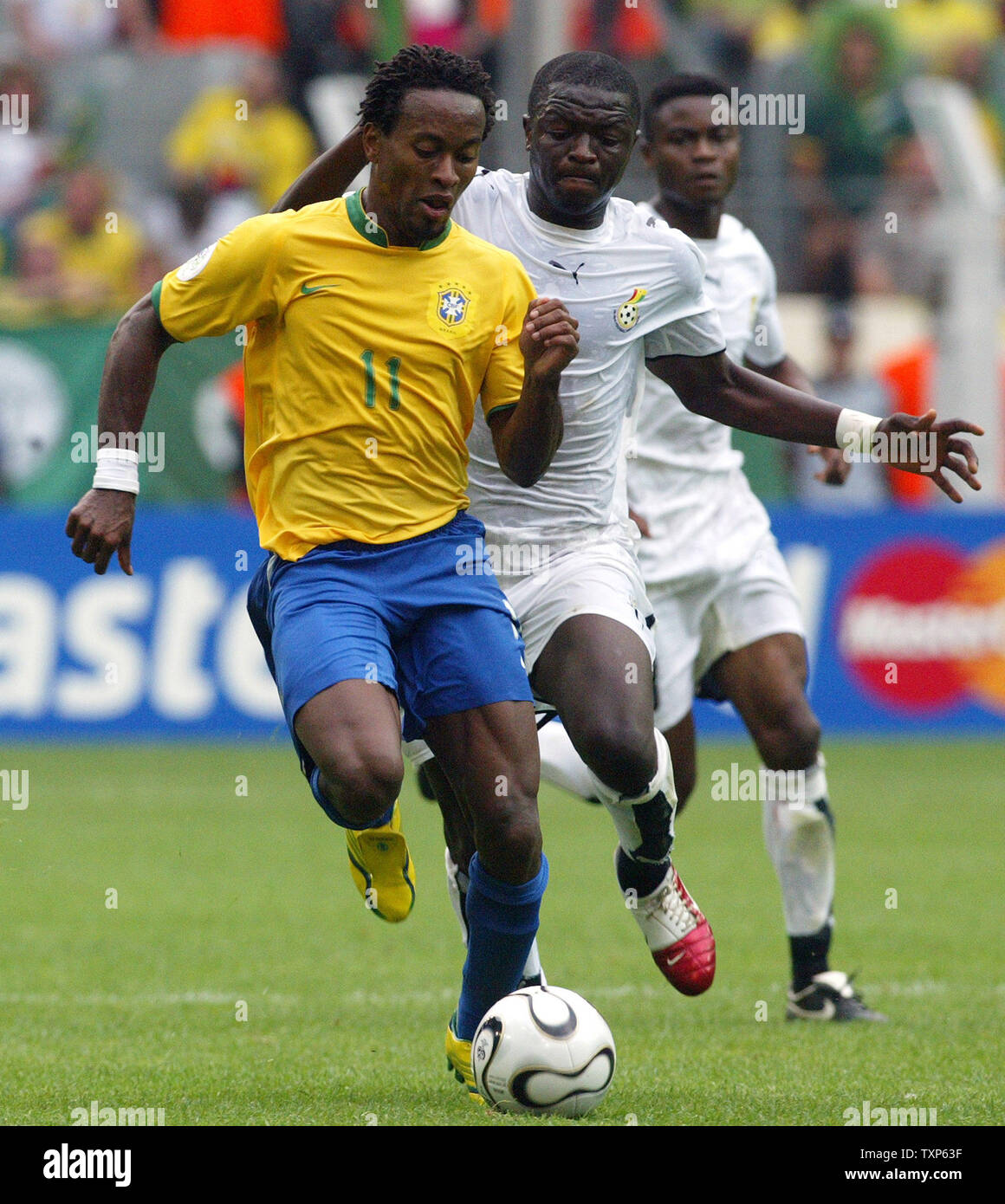 Zwei Spieler aus Ghana haben keine Chance zu fangen, der Brasilianer Ze Roberto einmal mit dem Ball im WM-Aktion läuft in Dortmund, Deutschland am 27. Juni 2006. Brasilien beat Ghana 3-0. (UPI Foto/Arthur Thill) Stockfoto